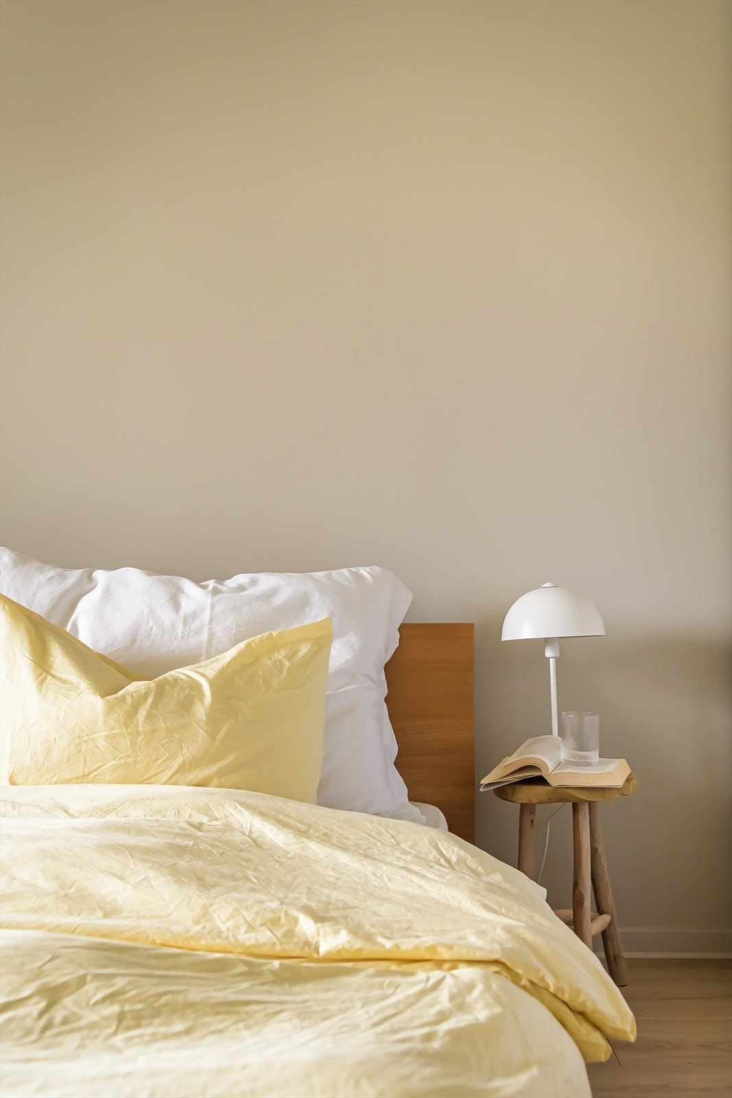 Rolige fargetoner gir rommet en avslappende og innbydende atmosfære Galleribilde