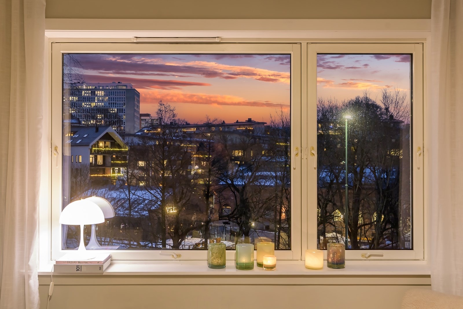 Dype vinduskarmer gir god plass til oppbevaring av pynt og planter. Galleribilde