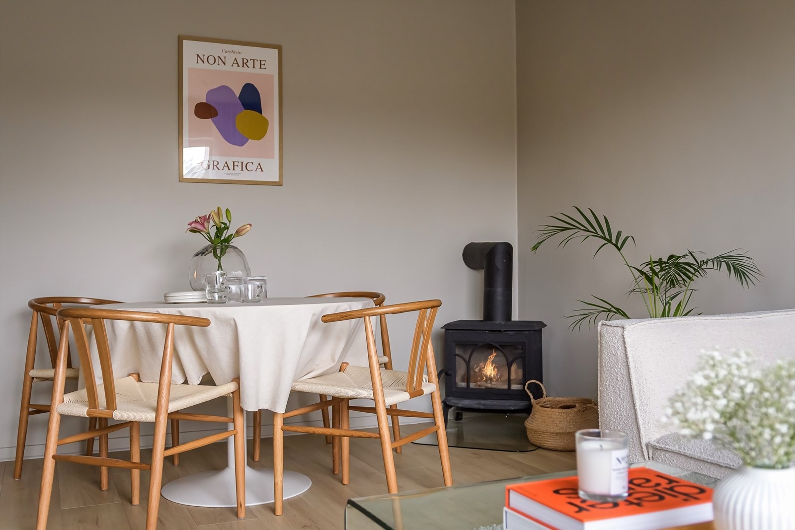 Det er god plass til spisebord, hvor man kan samle venner og familie til hyggelige middager Galleribilde