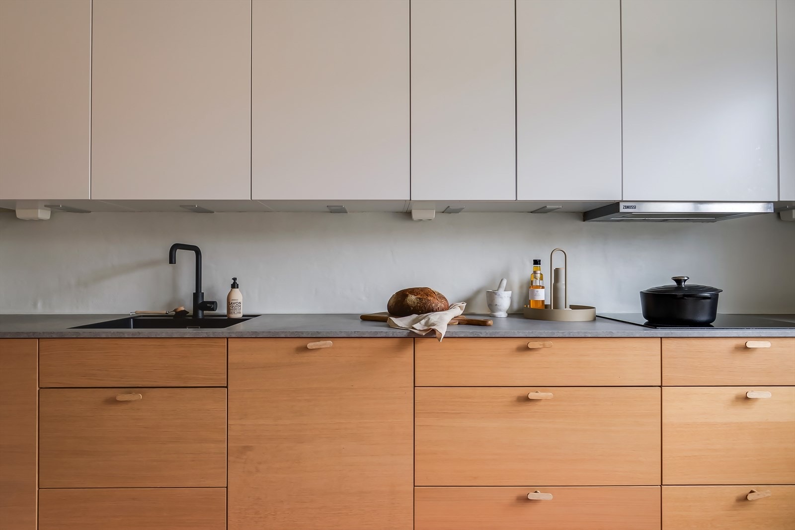 Kjøkkenet er utstyrt med integrerte hvitevarer som platetopp, stekeovn, oppvaskmaskin og kombinert kjøl- og fryseskap Galleribilde