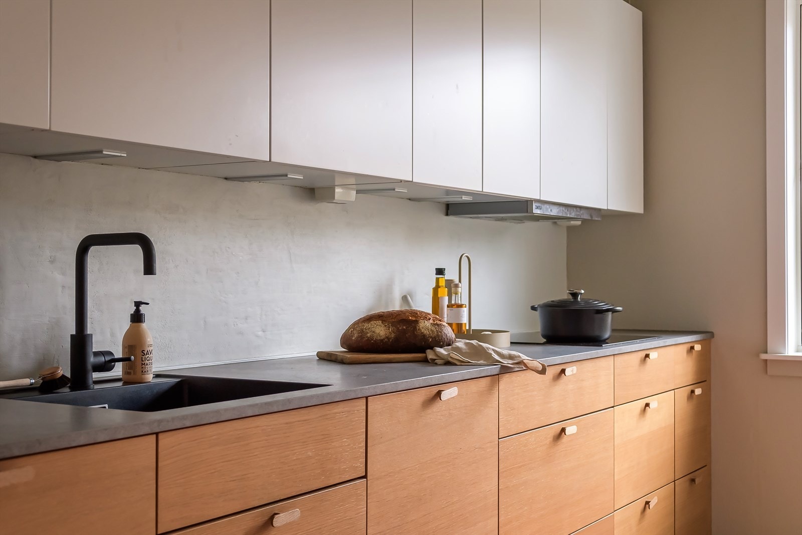 Lekkert KVIK-kjøkken fra 2021 med moderne og stilren innredning Galleribilde