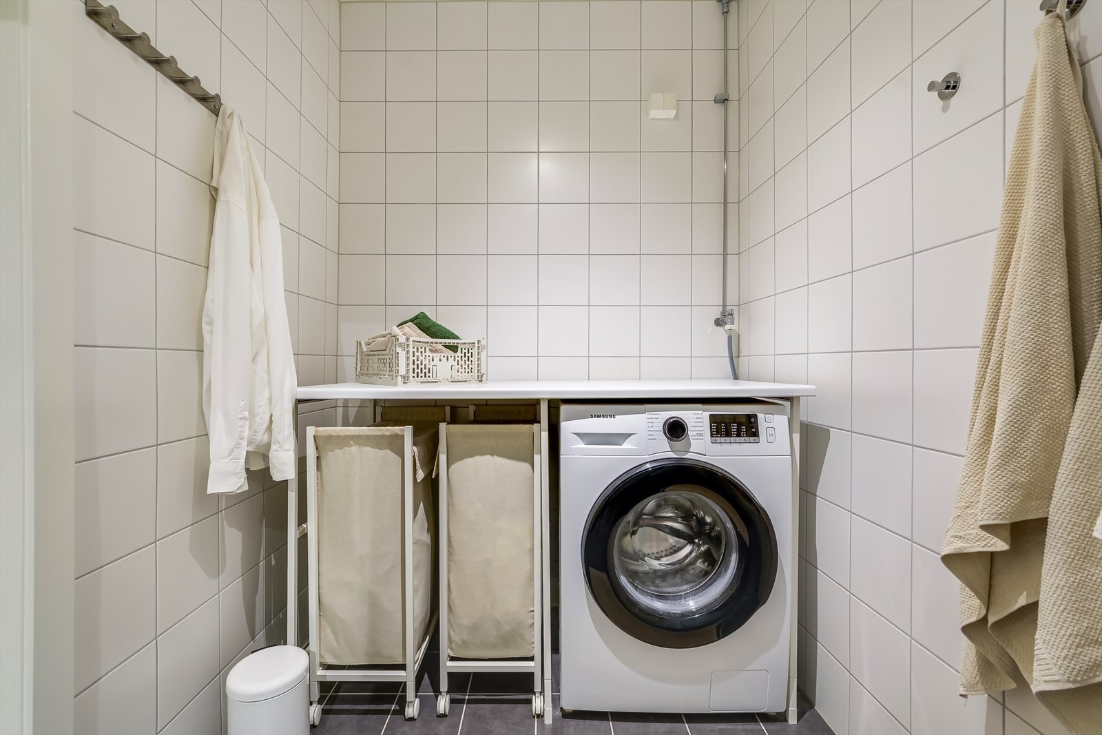 Det er opplegg for vaskemaskin og plass til tørketrommel om ønskelig Galleribilde