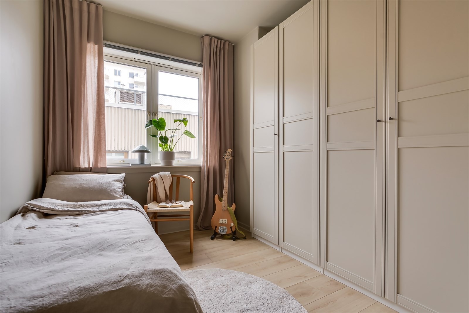 Lyst og fleksibelt rom enten man trenger gjesterom, barnerom eller kontor Galleribilde