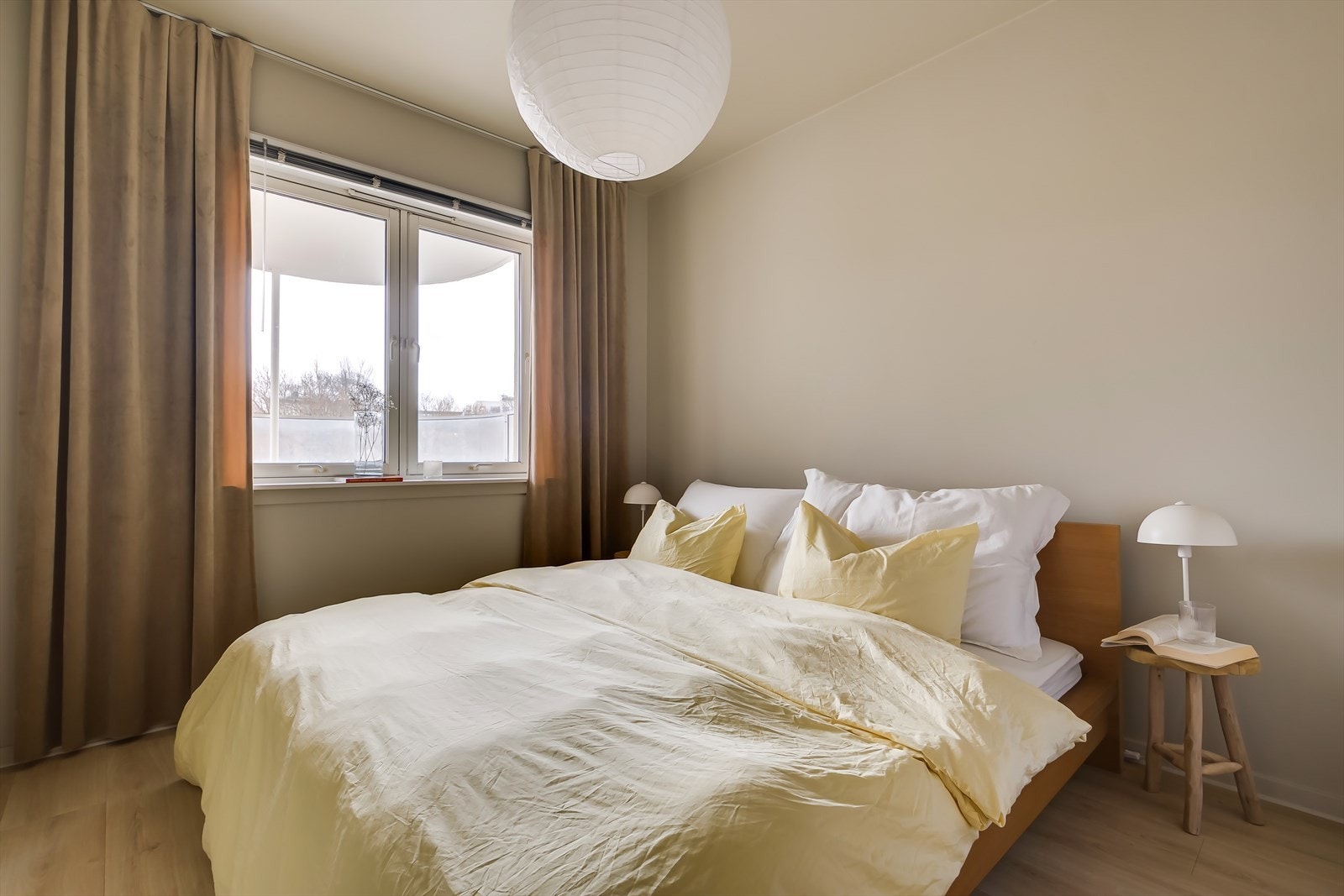 Romslig og innbydende hovedsoverom med god plass til dobbeltseng, nattbord og tilhørende møbler. Galleribilde