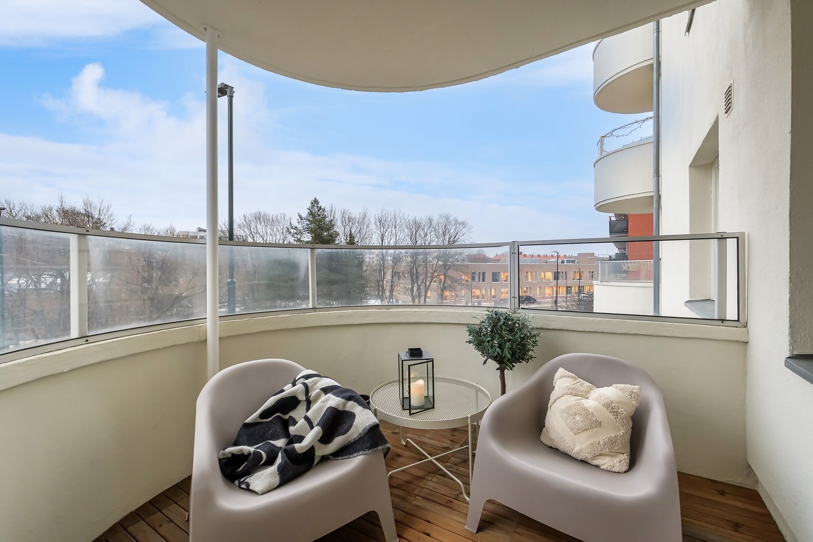 En meget tiltalende 3-roms hjørneleilighet i en høy 1. etasje med balkong og utsikt utover Akerselva Galleribilde