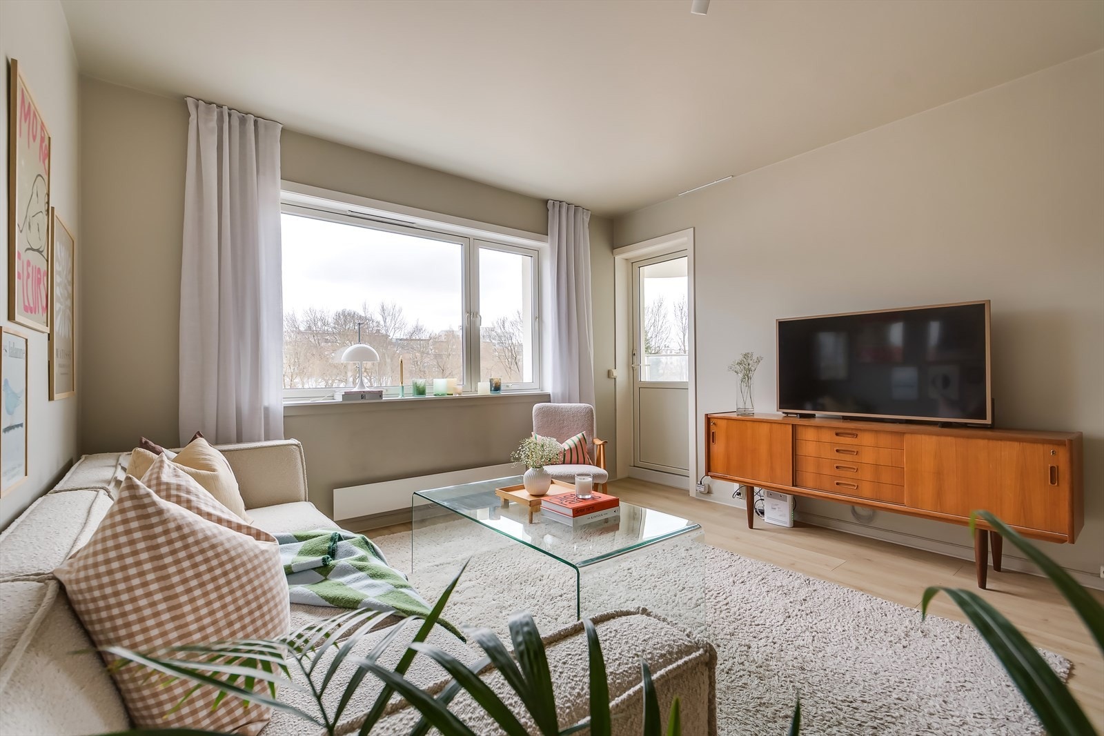 Hele boligen er malt i en nydelig fargetone, og det ble lagt nytt laminat i hele leiligheten i 2021 Galleribilde