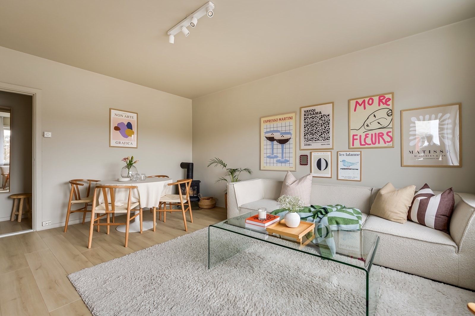 Stuen har en romslig planløsning hvor det er enkelt å innrede etter eget ønske Galleribilde