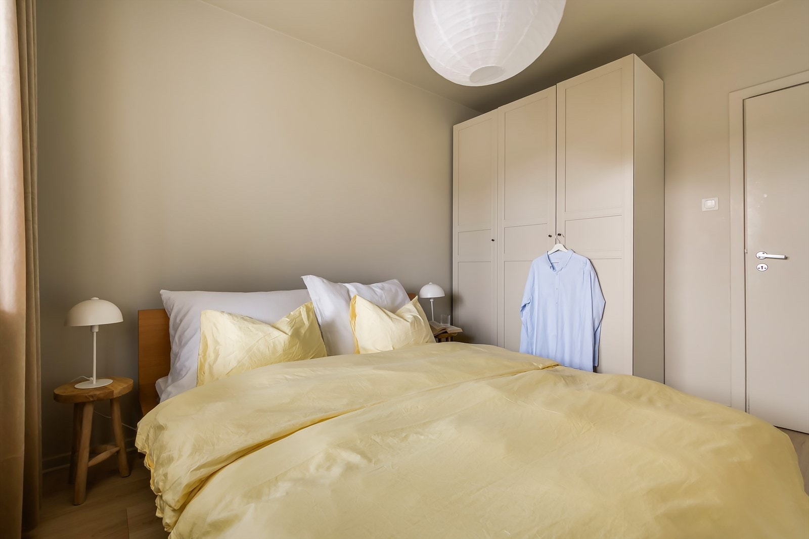 Garderobeskapet sikrer god oppbevaringsplass. Galleribilde