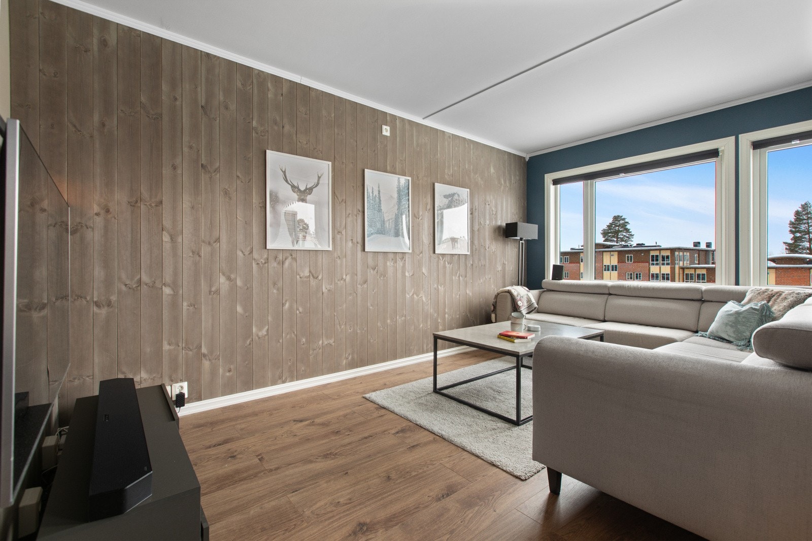 Stuen har en koselig TV-krok som ble bygd på i 2025. Galleribilde