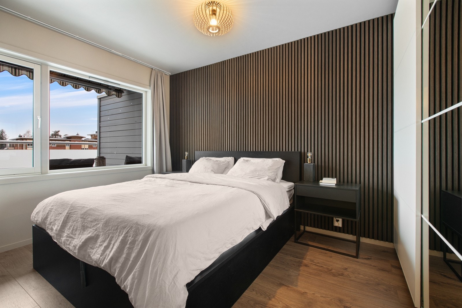 Hovedsoverommet er lyst og romslig med plass til dobbeltseng, nattbord, etc... Galleribilde