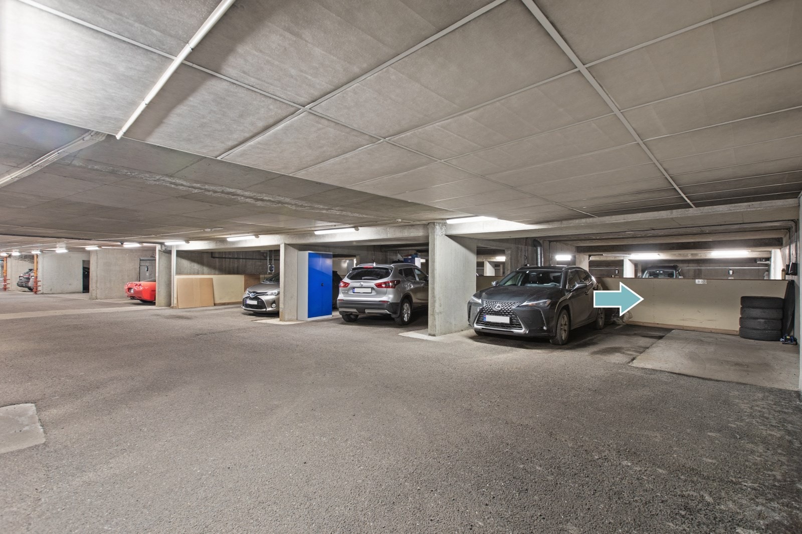 Garasjeplassen befinner innerst i hjørne. Det er montert elbil lader på parkeringsplassen. Galleribilde