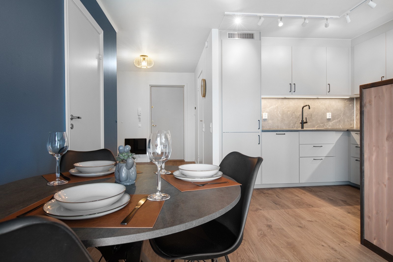 Mellom stue og kjøkken er det en naturlig spisestuesone. Her kan du invitere venner og familie på hyggelige middagsbesøk. Galleribilde