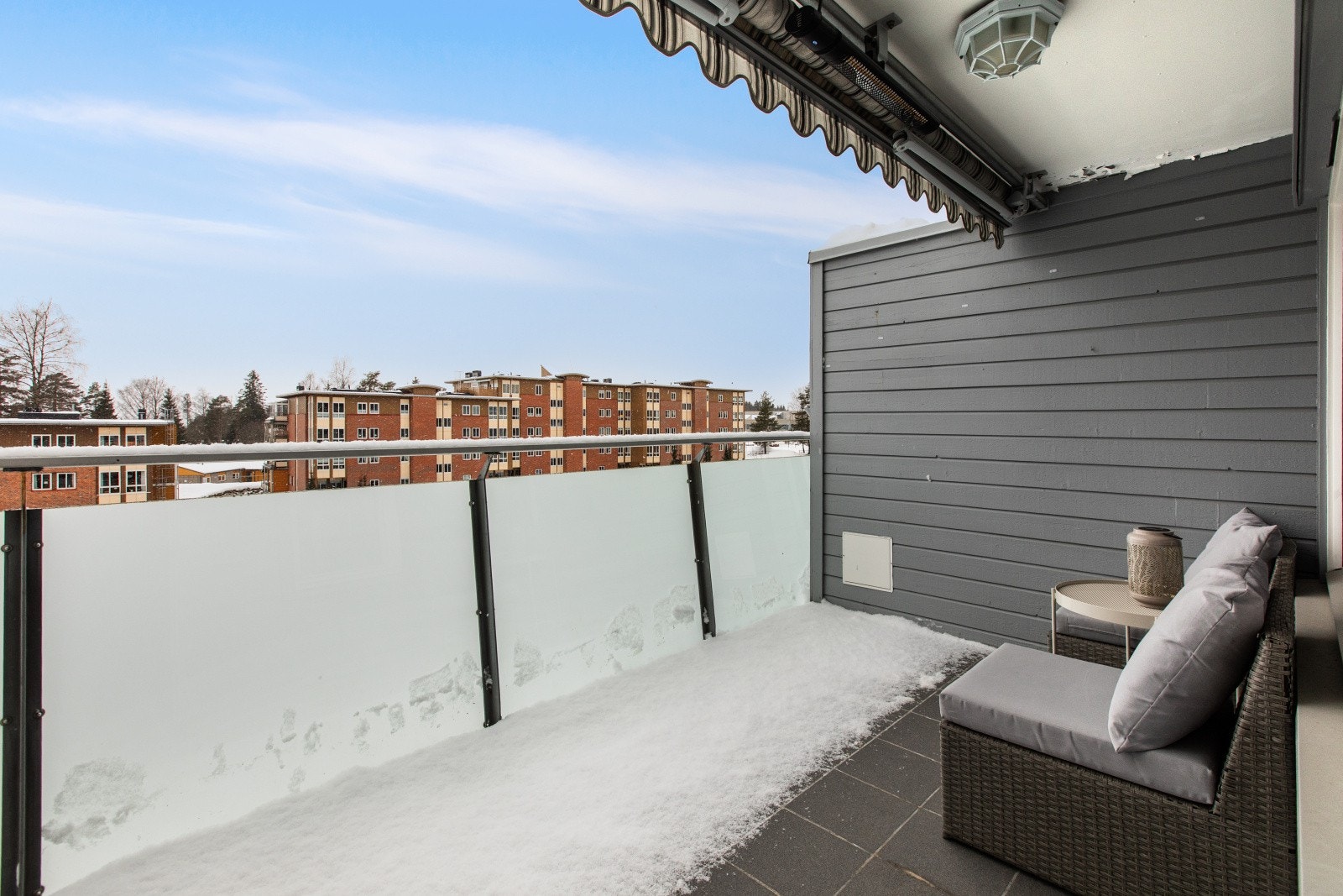 Fra stuen er det utgang til en solrik balkong med elektrisk markise og varmelampe. Galleribilde