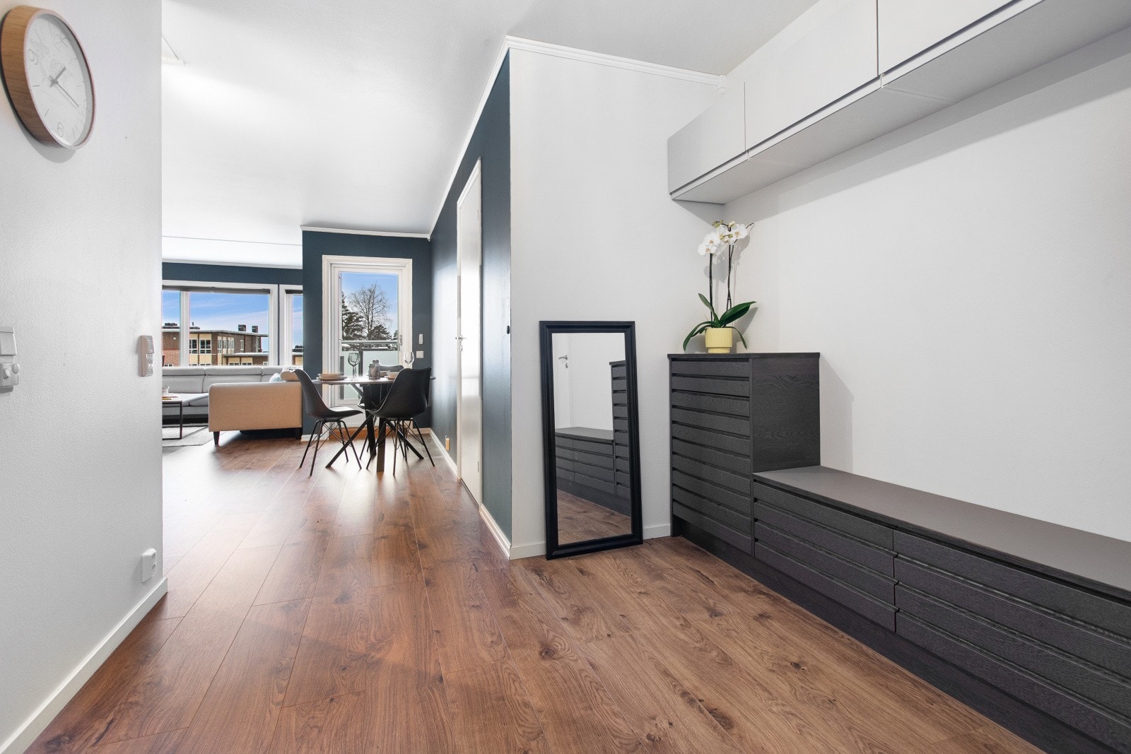 Entréen er romslig og det er rikelig med plass for oppbevaring av yttertøy. Dersom du liker minimalistisk stil, er det enkelt å oppbevare all yttertøy i boden for høyre. Galleribilde