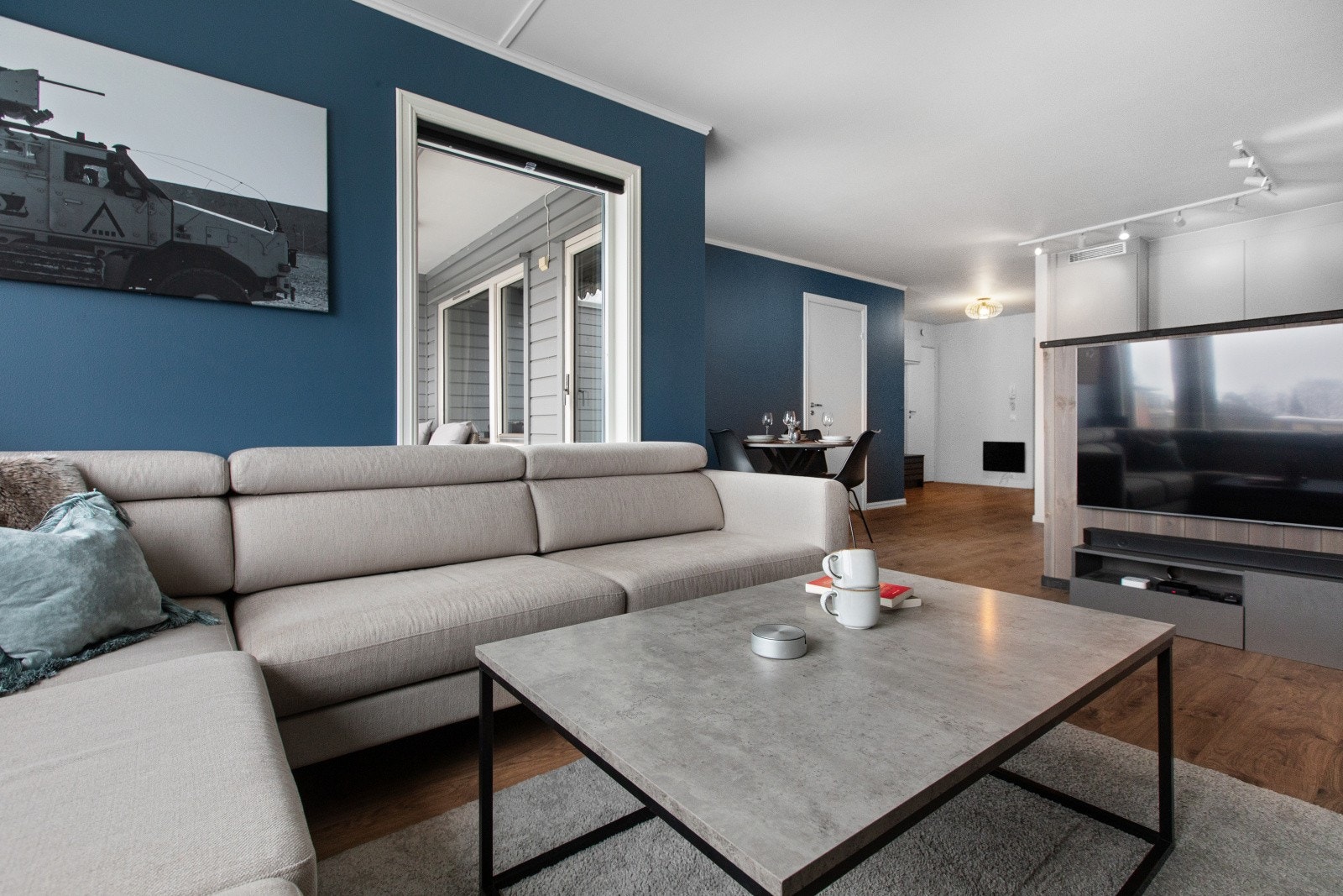 Leiligheten er malt i lune farger og har naturlig skille mellom stue, kjøkken og spisestue. Galleribilde