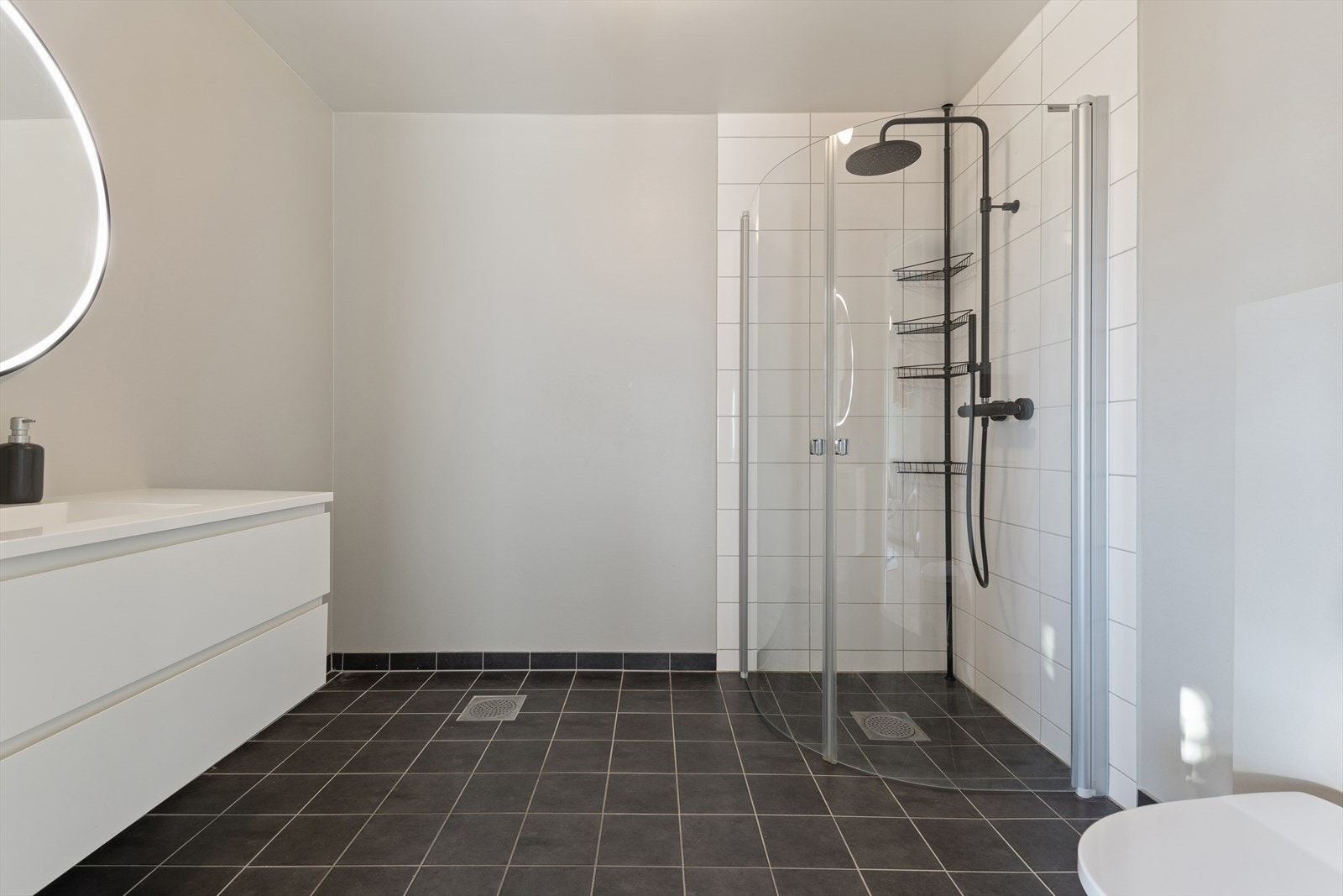 3. etg: Bad - opplegg for badekar er klargjort Galleribilde