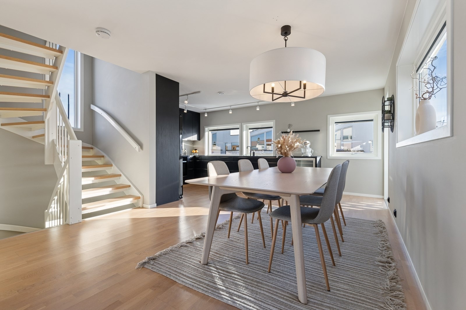 2. etg: God plass til spisebord i tilknytning til kjøkkenet Galleribilde