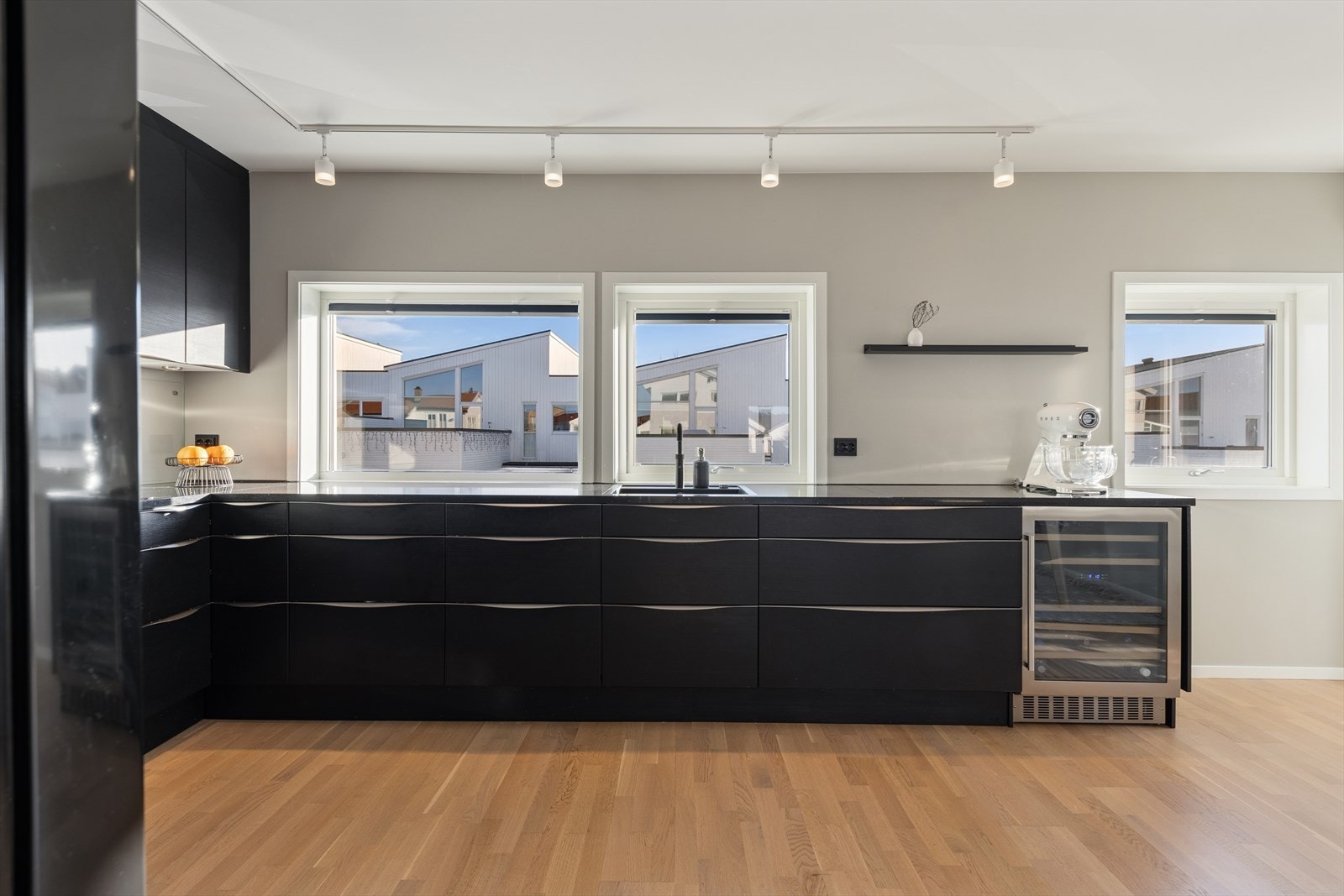 2. etg: Lekkert kjøkken med benkeplate i stein Galleribilde