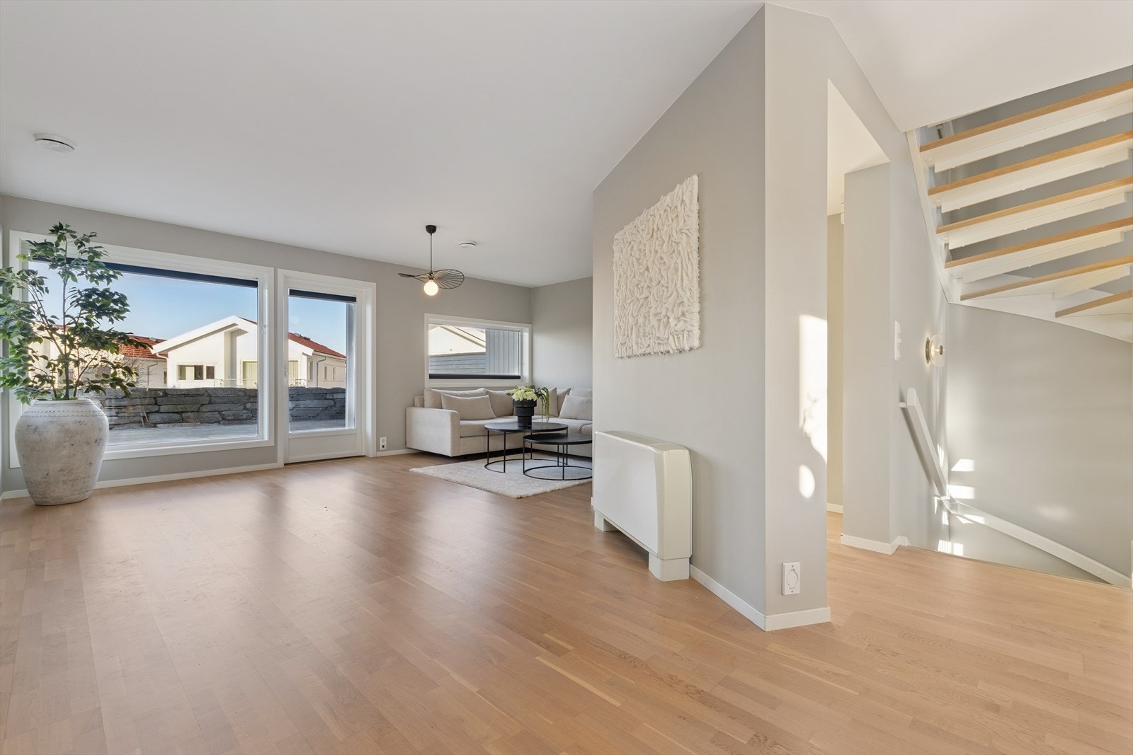 2. etg: Rommet er åpent og lyst med mye plass Galleribilde