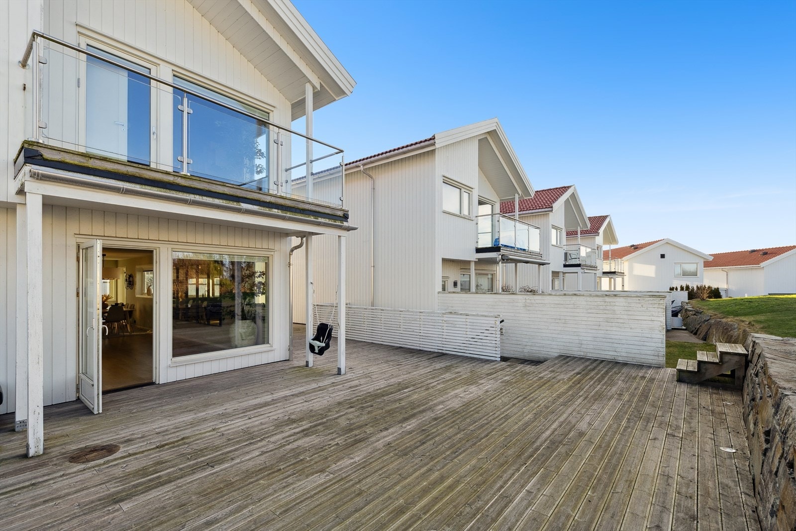 Lettstelt og romslig uteareal mot friareal
med sol hele dagen og til sent på kveld Galleribilde