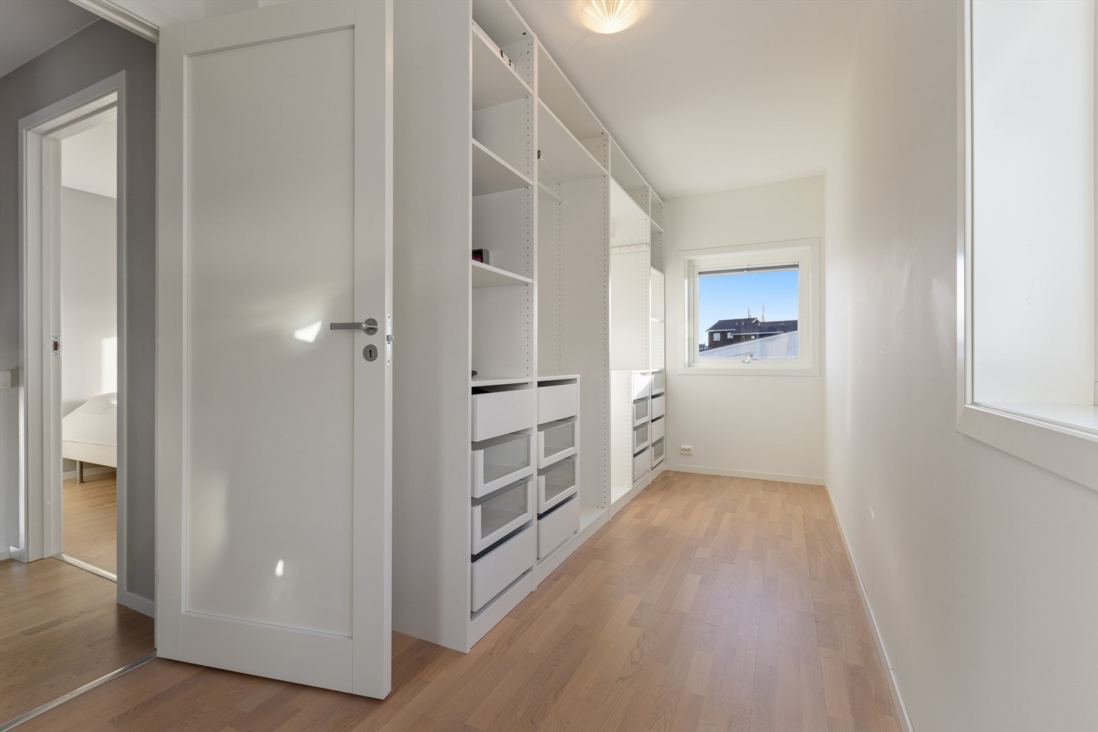 3. etg: Soverom nr2, idag brukt som walk-in Galleribilde