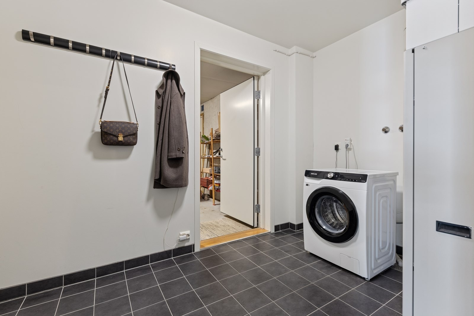 1. etg: Vaskerom/biingang med direkte adkomst til garasje Galleribilde