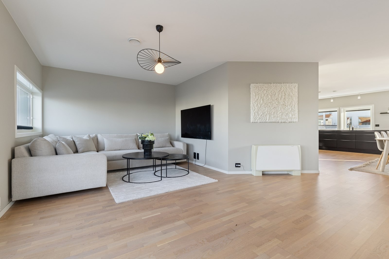 2. etg: God planløsning med naturlige soner i hovedetasjen Galleribilde