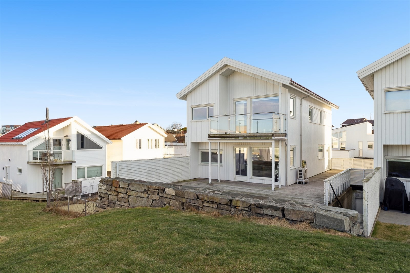 Et stor enebolig i blindgate med luftig beliggenhet mot friareal Galleribilde