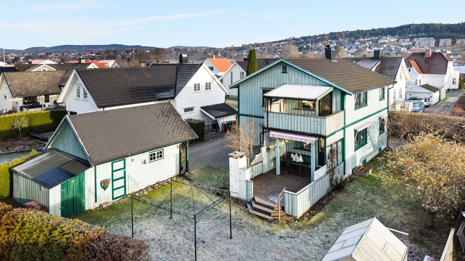 Romslig tomt som byr på lek og moro! Galleribilde