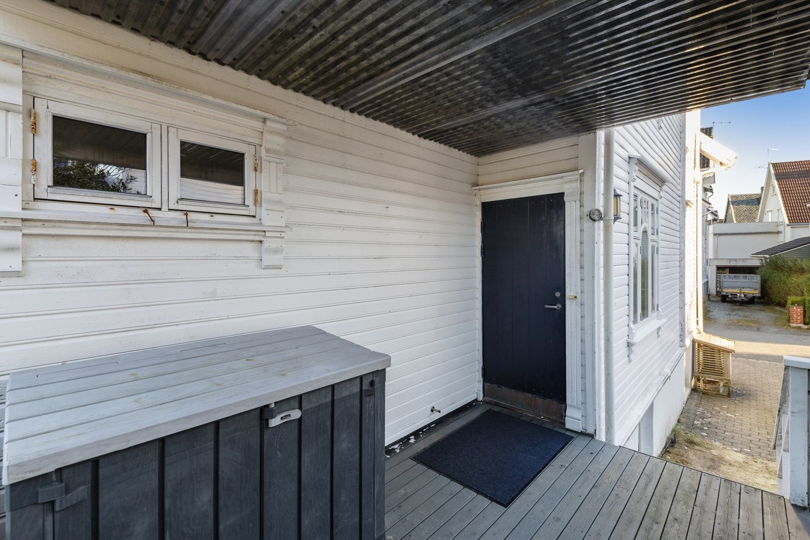 I dag benyttes terrassedøren fra hybelen som inngangsdør til hybelen, hvor man har tilgang til egen veranda og videre ut i innkjørselen Galleribilde