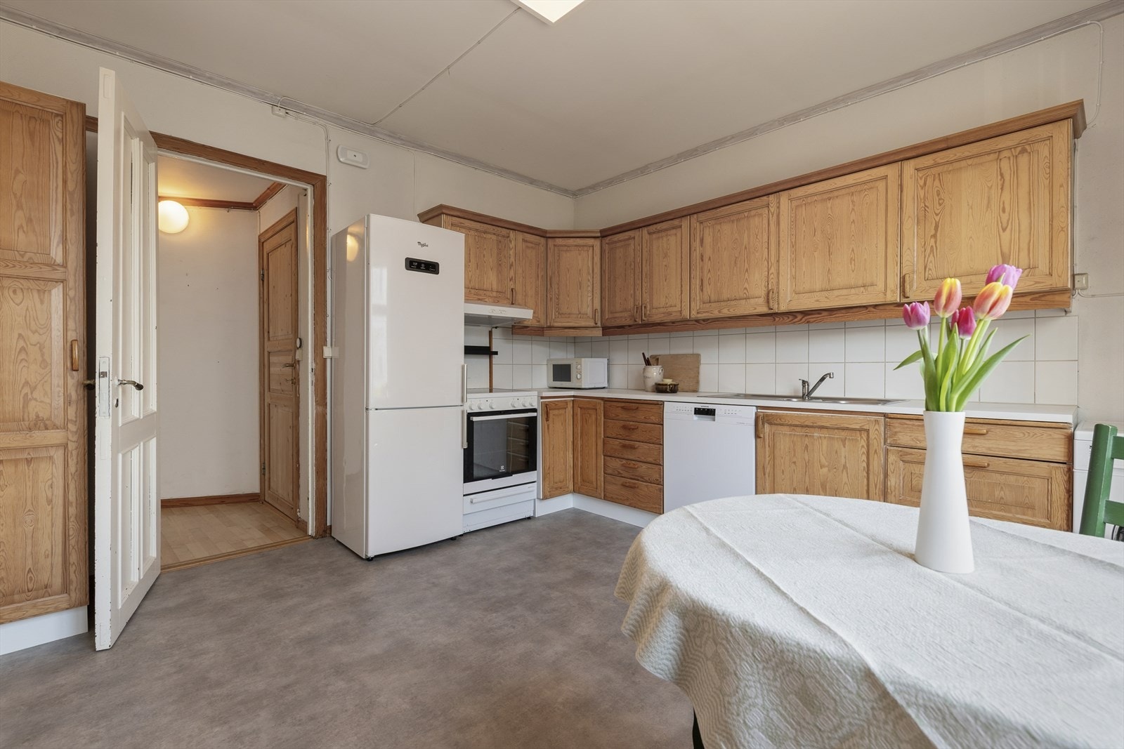 I 1.etasje har man i tillegg en hybeldel, som enkelt kan tas i bruk som en del av hovedhuset om man ønsker Galleribilde