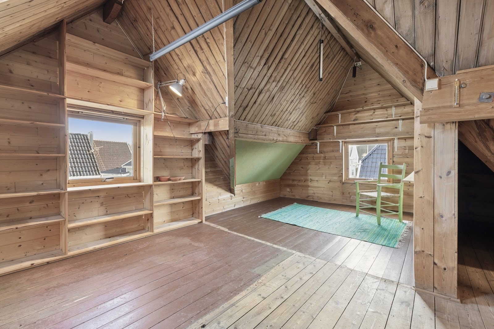 Loftet består av flere loftsrom med god takhøyde Galleribilde