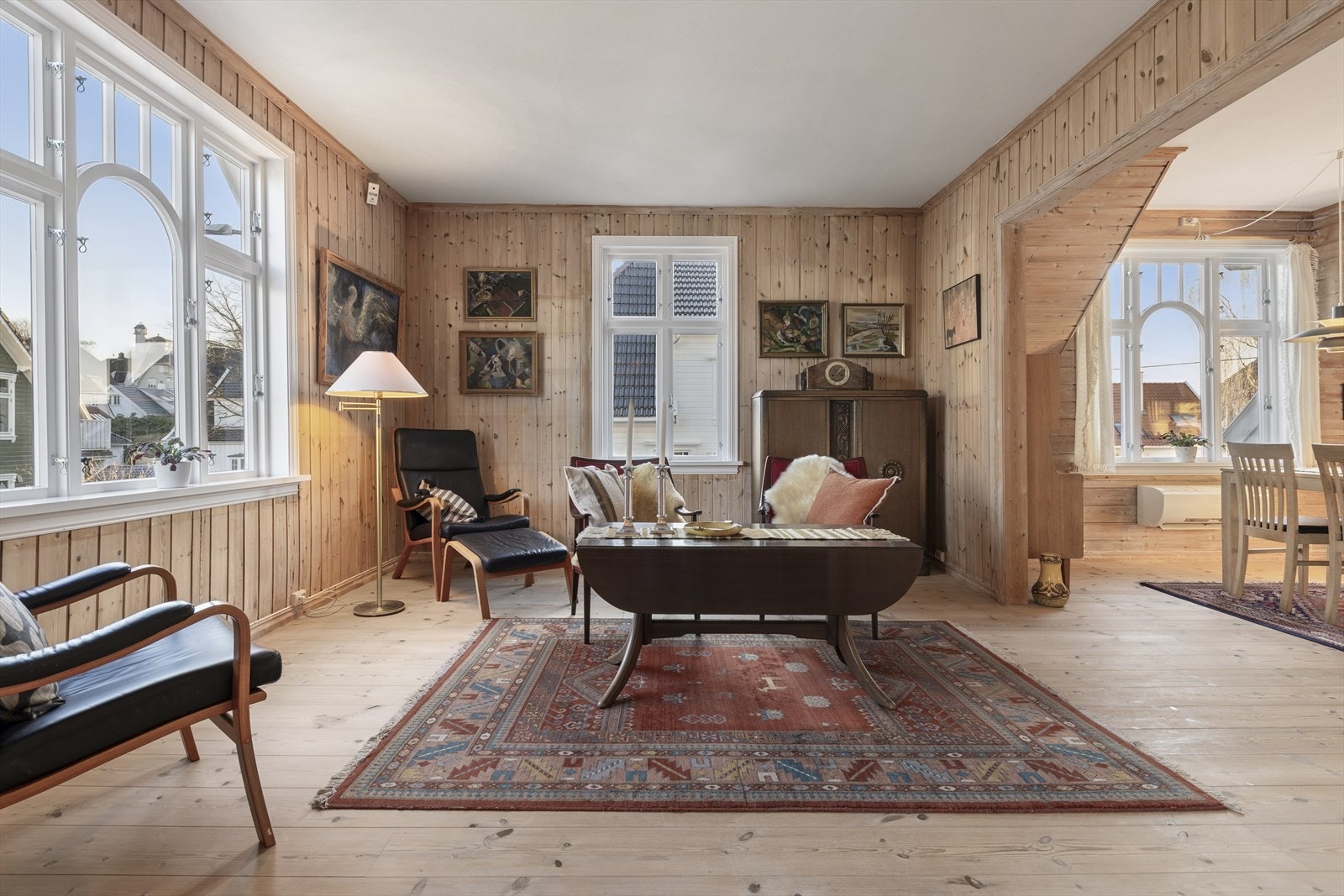 Etasjen har ekstra god takhøyde og store vinduer som gir rikelig med daglys i rommene Galleribilde