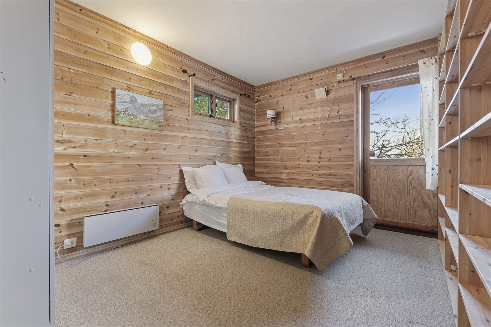 I delen som tilhører hovedhuset i 1.etasje har man to soverom og bad. Galleribilde