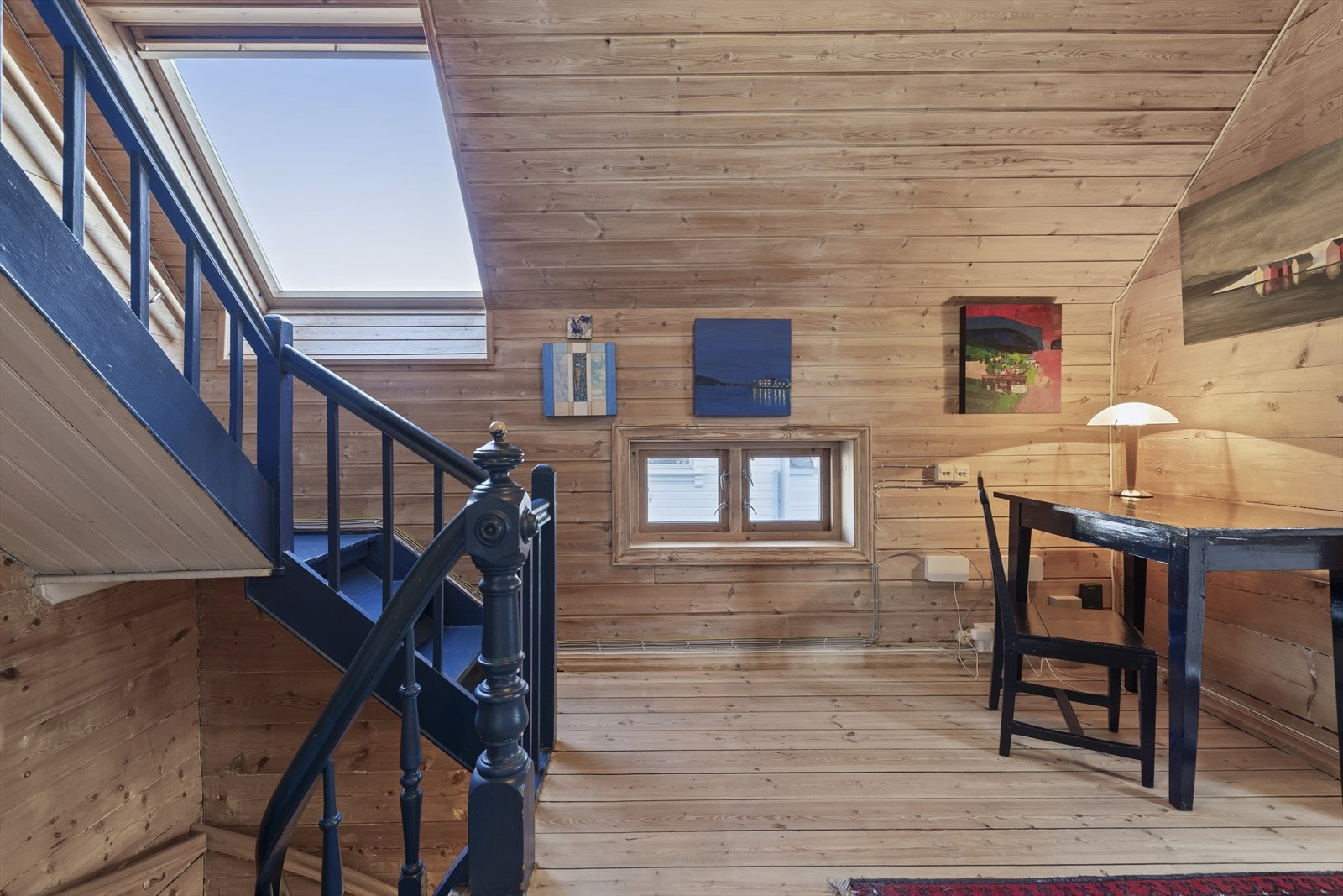 I gangen i 2.etasje har man plass til en kontorpult, samt tilgang videre opp til loftsetasjen Galleribilde