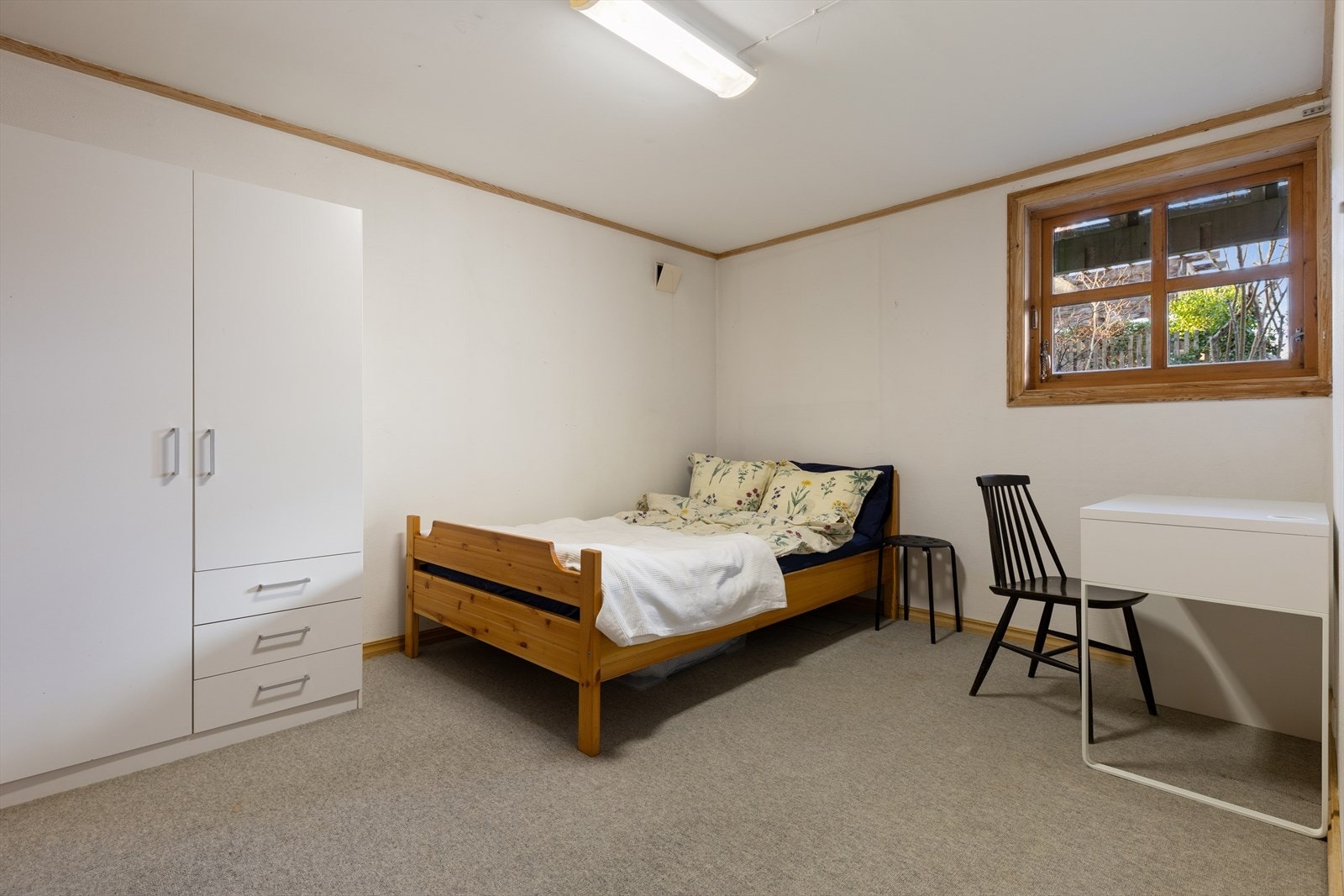 Da boligen ble påbygd i 1988 ble det også bygd med kjelleretasje, hvor det er godkjent 2 soverom Galleribilde