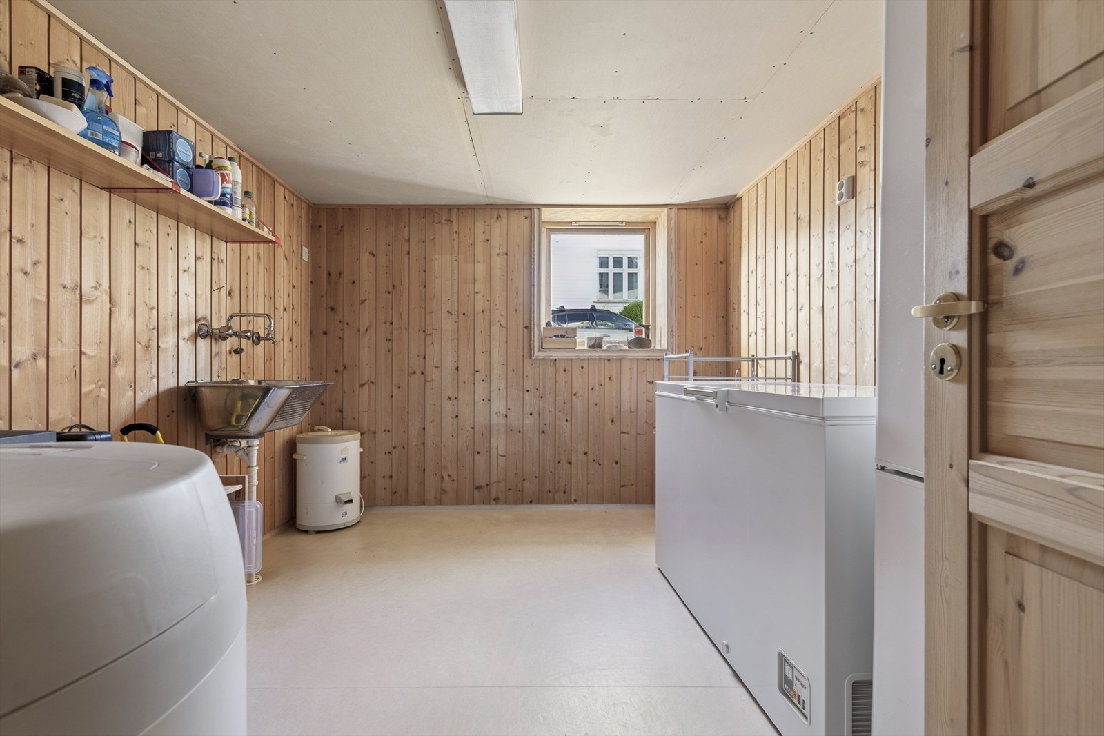 Romslig vaskerom i kjelleren Galleribilde