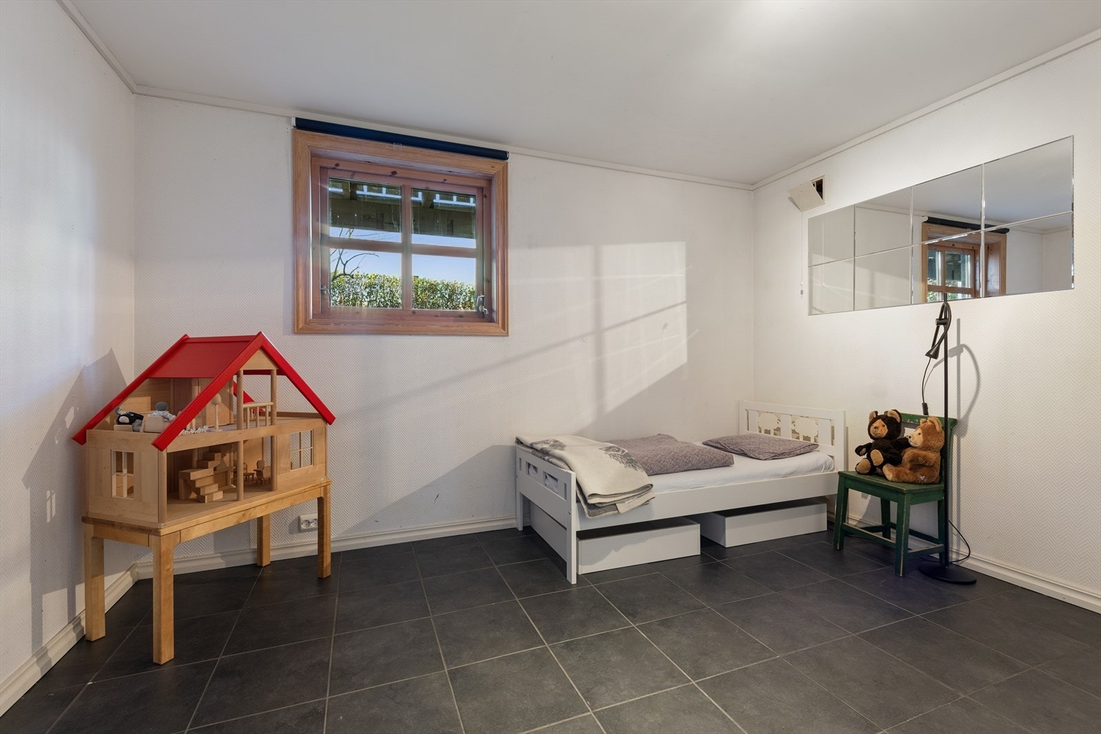 Soverom 2 i kjeller. Oppsummert har man totalt 4 soverom i hoveddelen i huset og 1 soverom i hybeldelen. Galleribilde