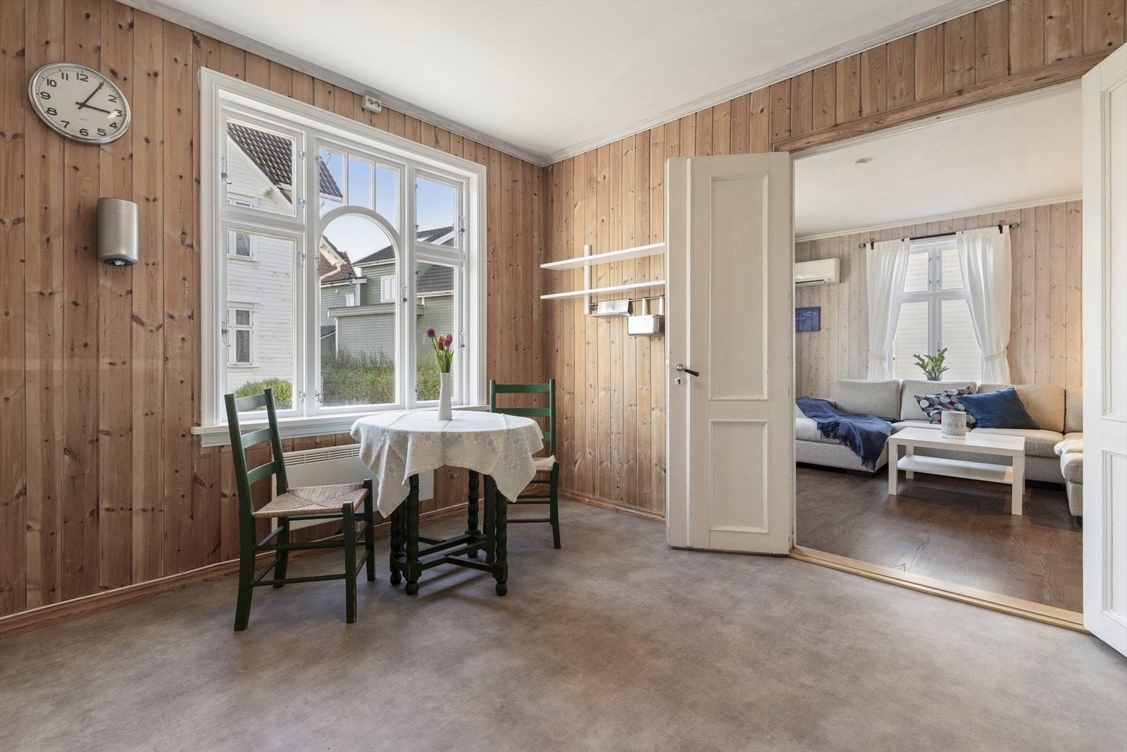 1.etasje kan også by på ekstra god takhøyde og store vinduer Galleribilde