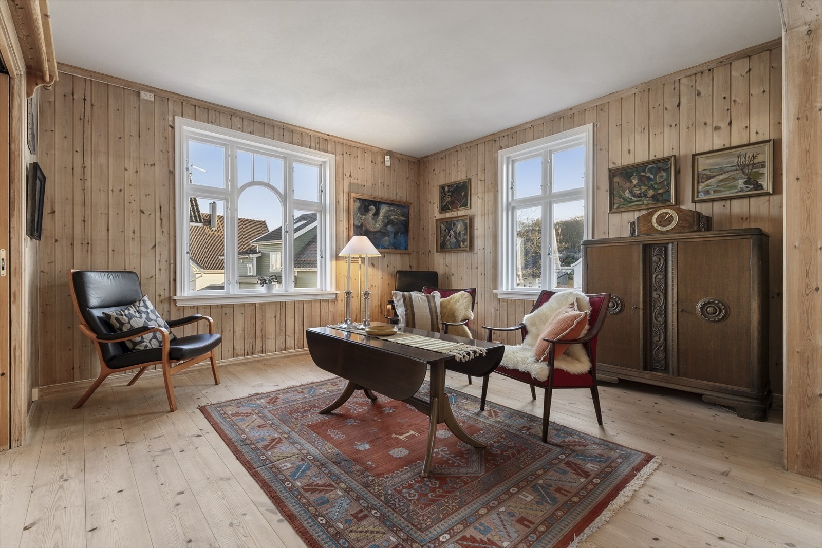 De fleste vinduer i 1. og 2.etasje ble skiftet i 2024, og er en pen detalj på huset Galleribilde