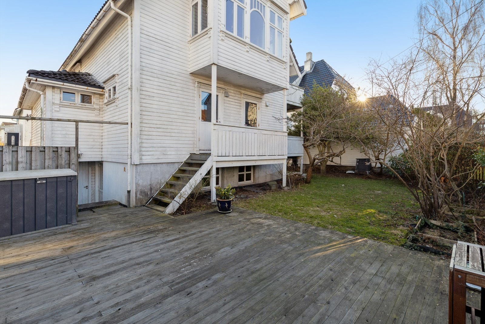 Huset har en skjermet og privat hage, vestvendt med gode solforhold store deler av året. Her har du en markterrasse, plen, plommetre, m.m. Galleribilde