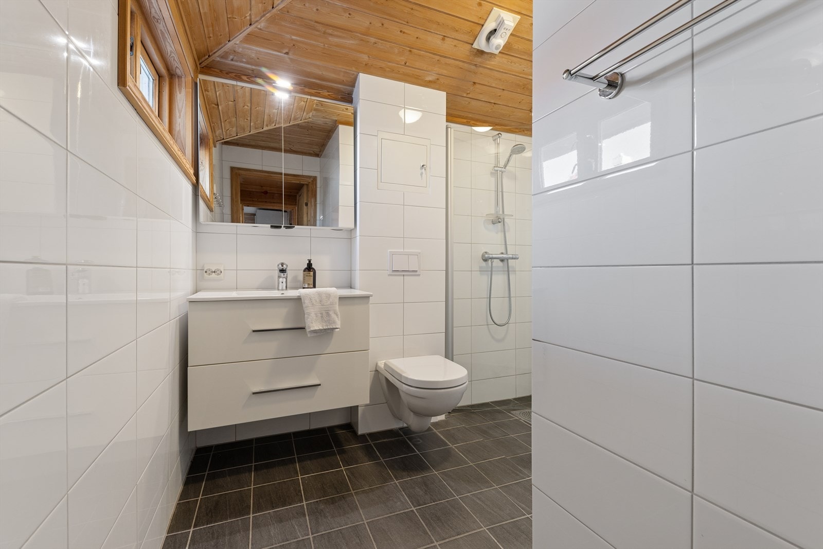 Baderom i 1.etasje i hoveddel ble pusset opp av Alfa rør i 2016 og holder god standard Galleribilde