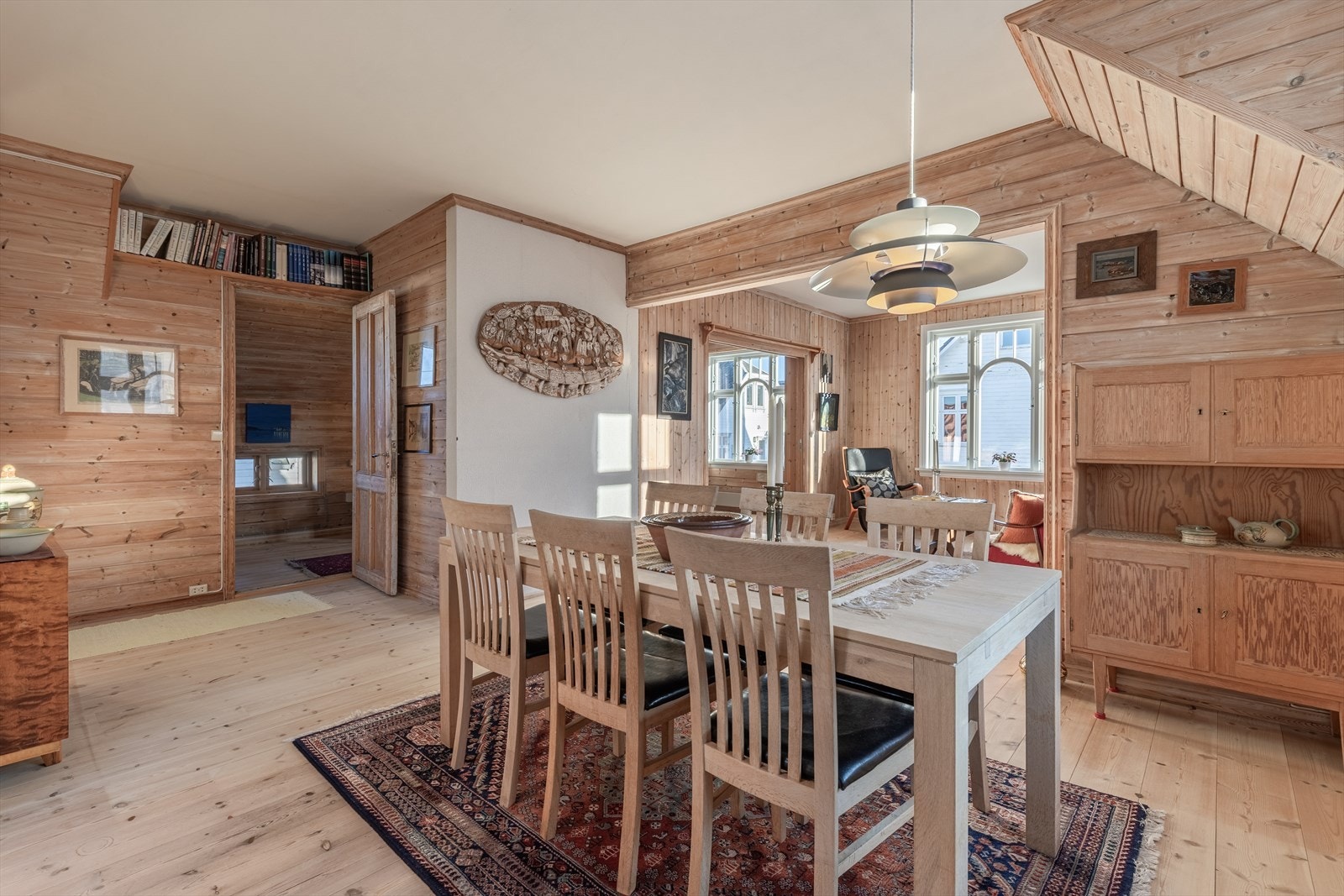 Boligen strekker seg over fire plan, og har en svært romslig stuedel i 2.etasje Galleribilde