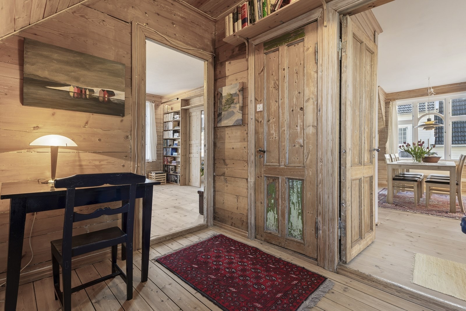 Fra gangen i 2.etasje har man tilgang til et praktisk gjestetoalett Galleribilde