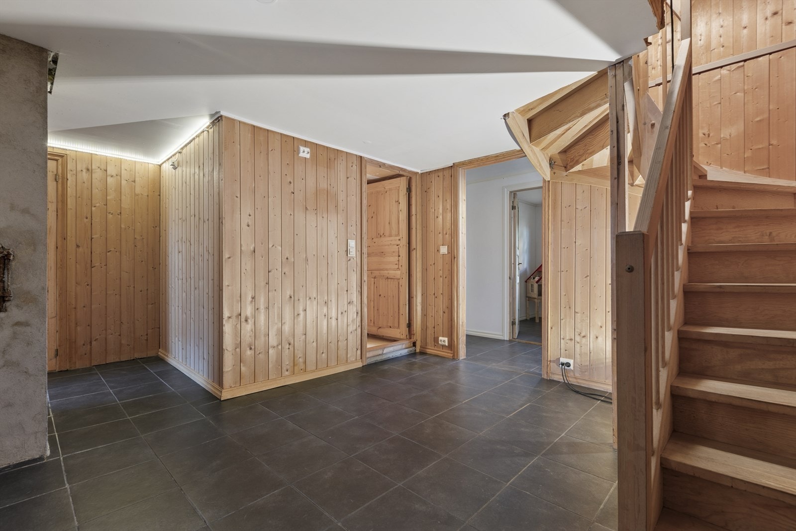 God plass i kjelleren, her fra trappegangen Galleribilde