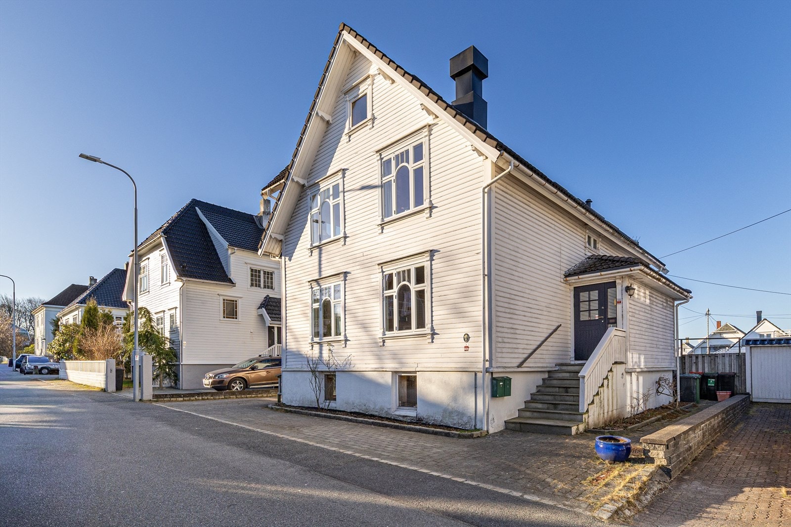 En svært innholdsrik enebolig, påbygd i 1988, med hybel i deler av 1.etasje Galleribilde