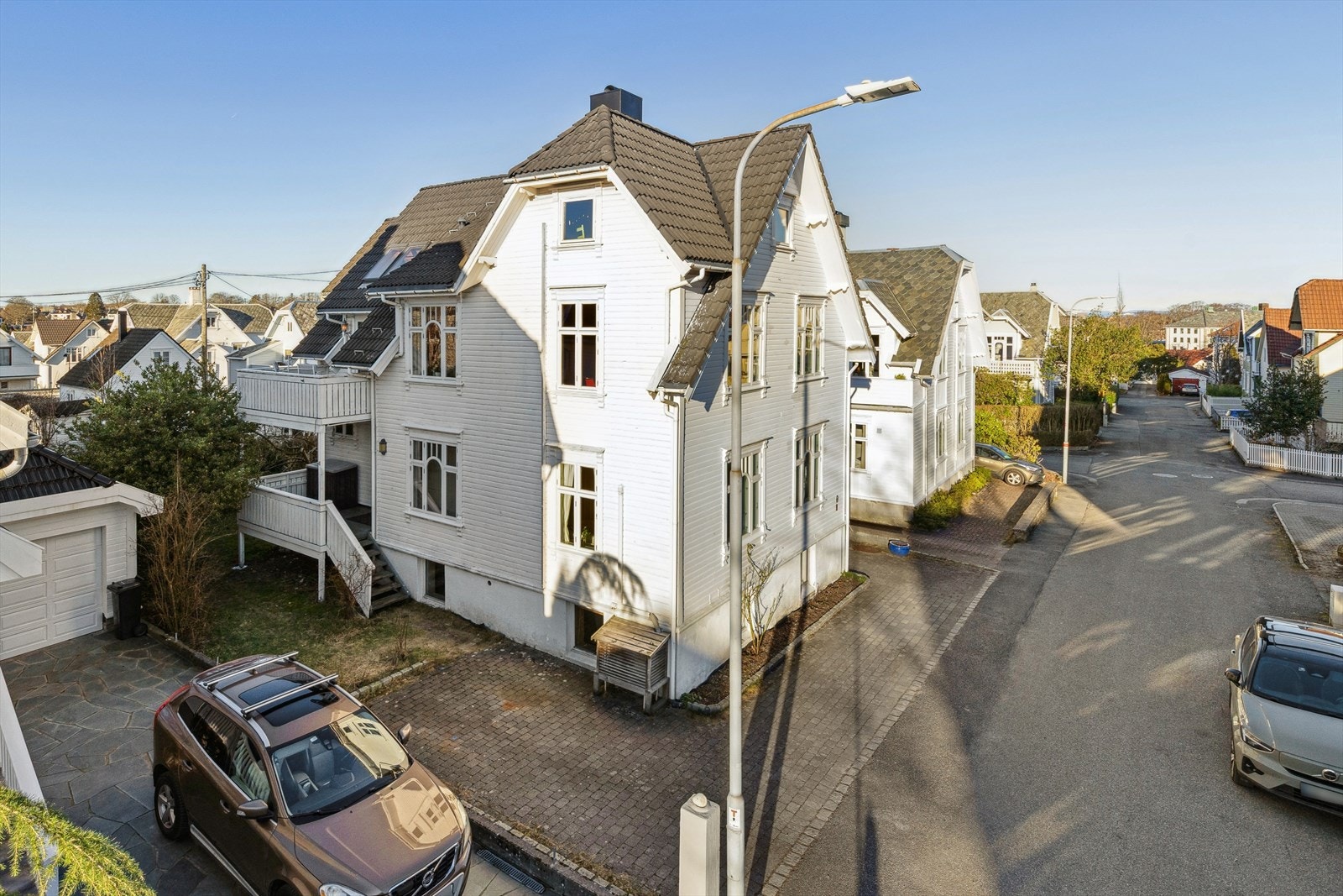 Boligen ligger i en rolig gate på Våland, med kort vei til sentrumskjernen Galleribilde