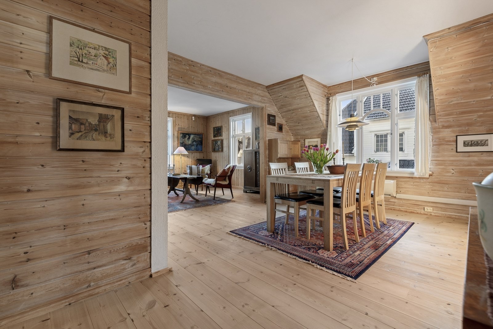 Spisestuen binder etasjen sammen Galleribilde