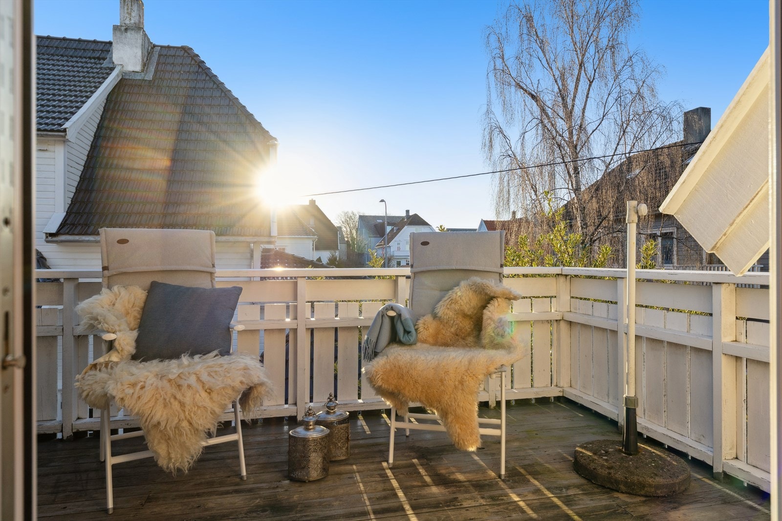 Verandaen ut fra 2.etasje gir en lun og solrik krok Galleribilde