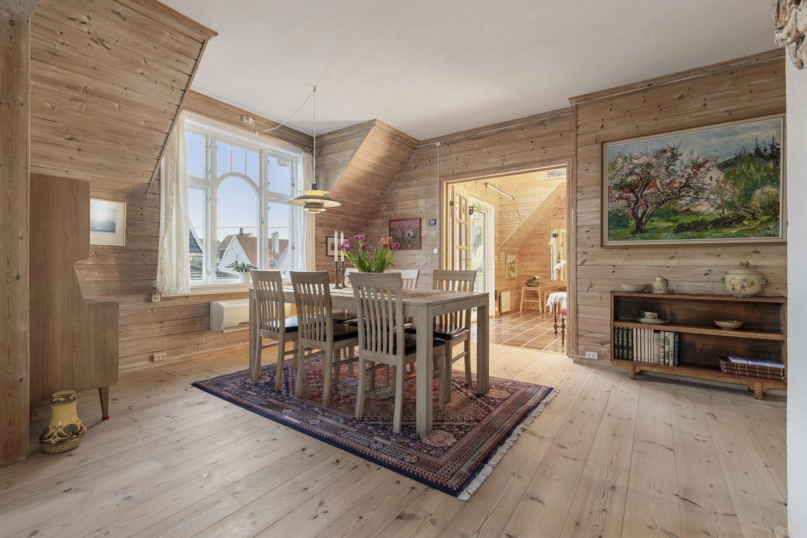 Fra spisestuen kommer man videre til det som er tilbygget på boligen Galleribilde